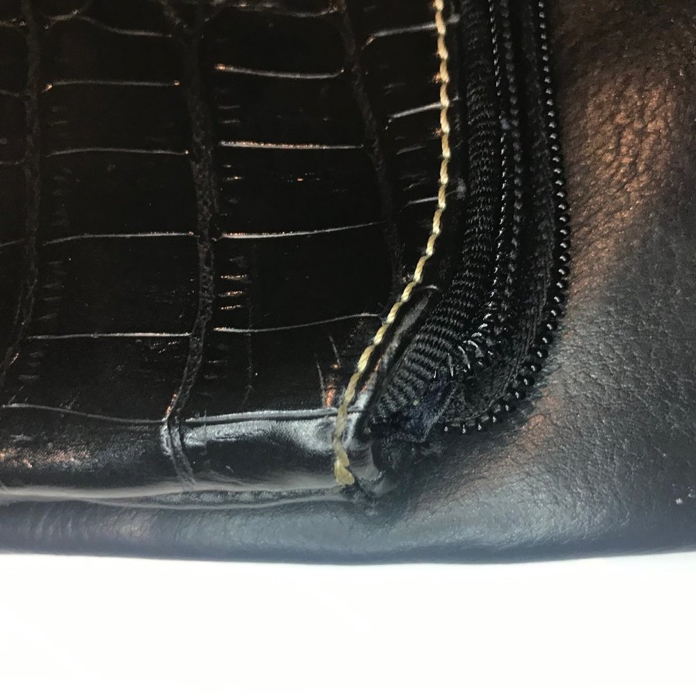 👜 Tommy Hilfiger Fold Over Wristlet Purse  black👜 - Picture 6 of 6